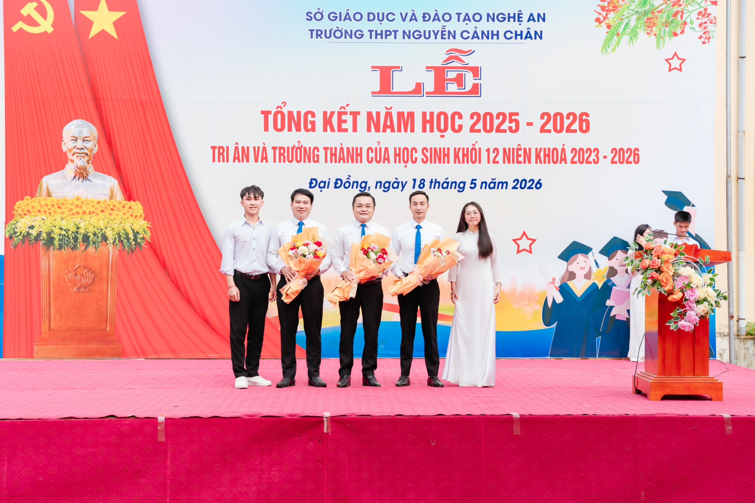 Đại diện HS 12 tặng hoa cho BGH nhà trường