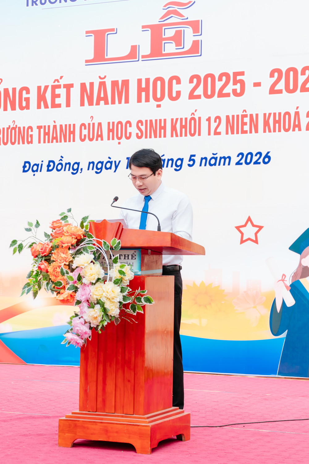 Thầy Ngô trí Dương đại diện BGH nhà trường phát biểu trong lễ tri ân và trưởng thành của HS 12